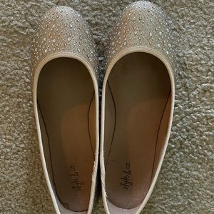 Angelynn Flats size 8 Gold